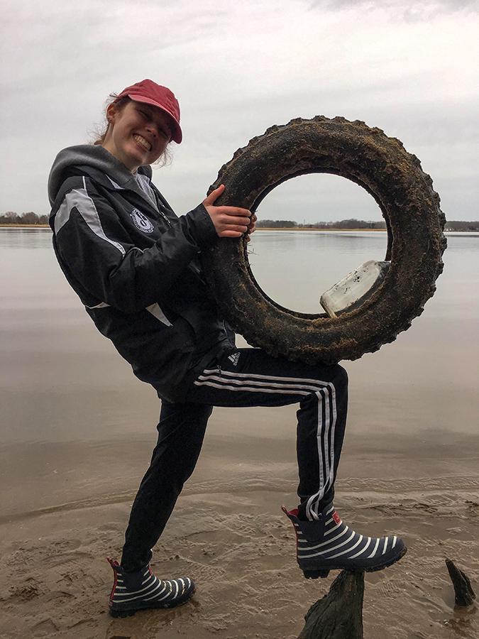 人类世艺术专业的学生拿着切萨皮克海滩上发现的轮胎