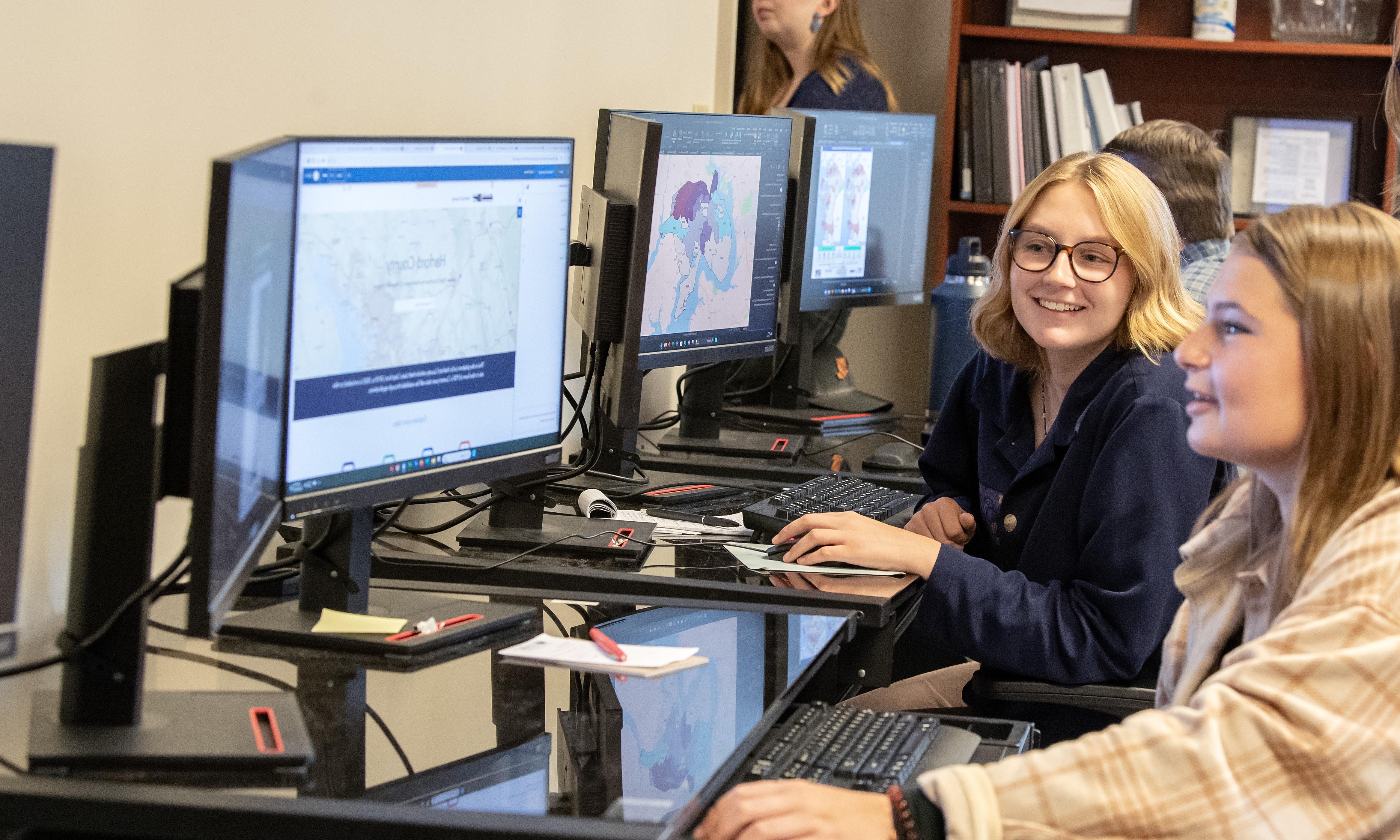 地理信息系统 Students Working at Computers