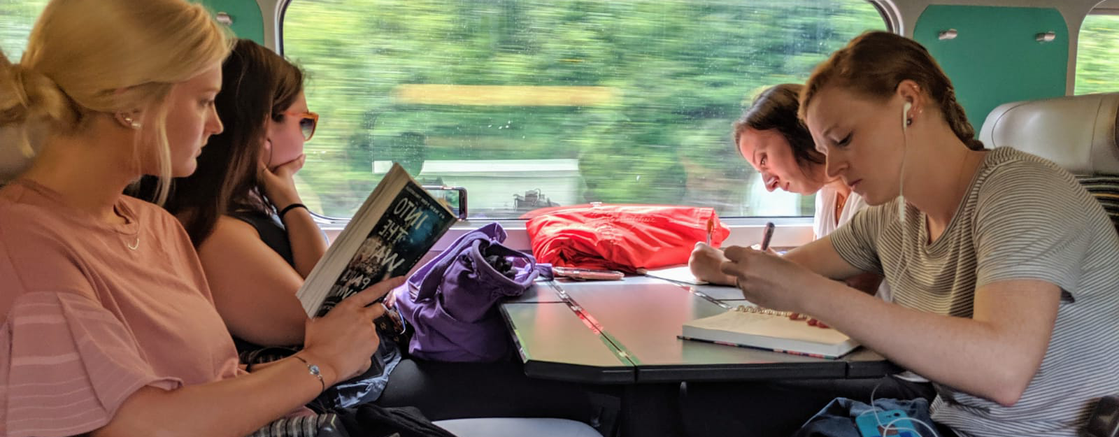 我们的学生可以在任何地方学习，甚至在法国的火车上! (2019年夏季)