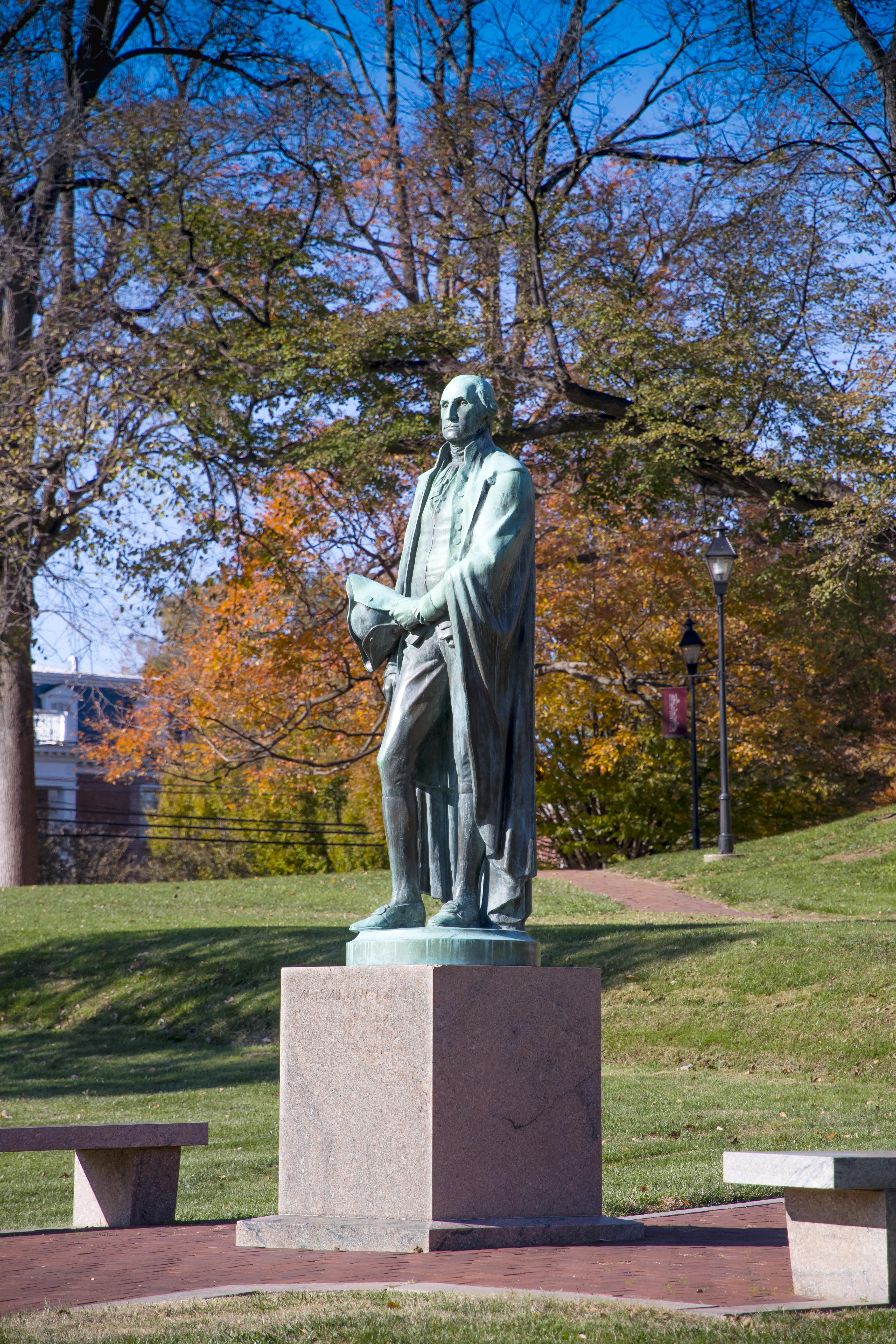 九州娱乐官网校园里的乔治·华盛顿雕像